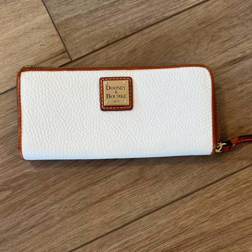 Dooney & Bourke White and Tan Zip Wallet EUC Like New
